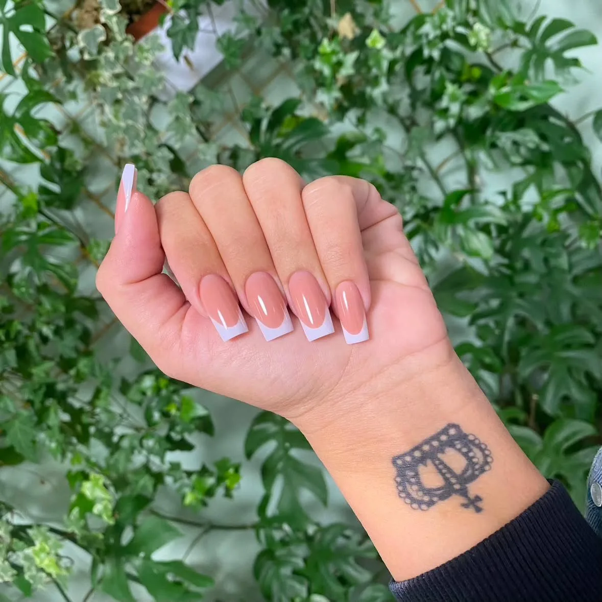 Lange French-Nägel in Nude mit weißer Spitze