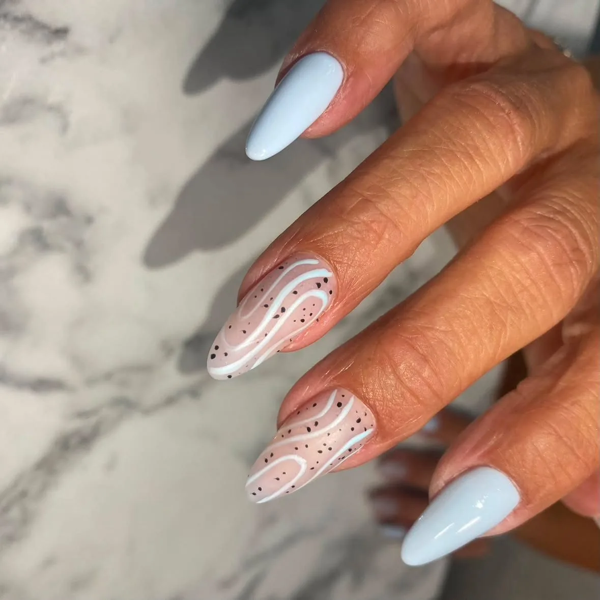 Nägel mit blauem Swirl-Muster